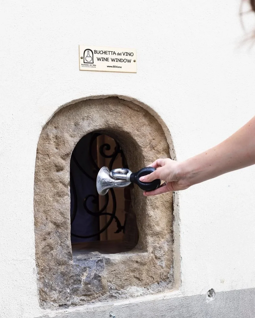 Как во Флоренции торговали вином сквозь стены