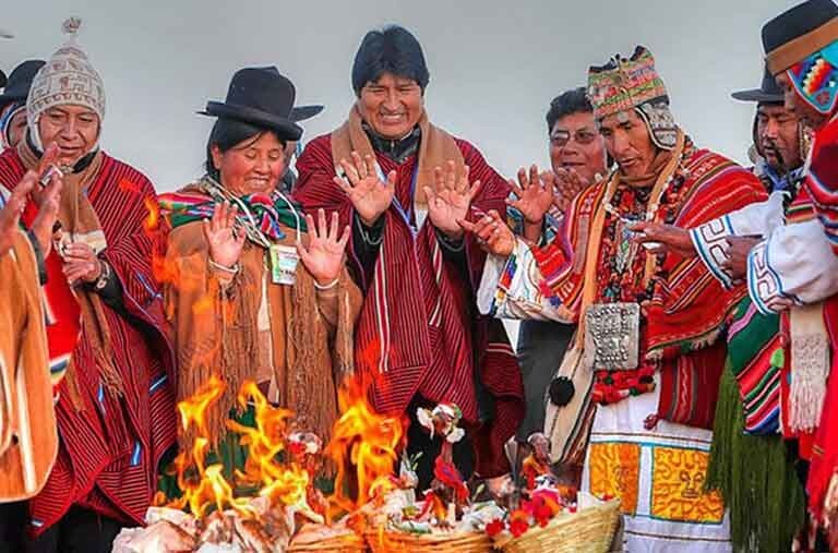 Боливийские античасы, демонстрирующие свой подход к течению времени