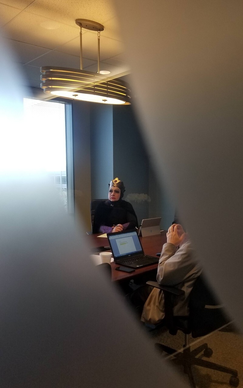 6. Злой королеве тоже иногда приходится выбираться в мир простых смертных