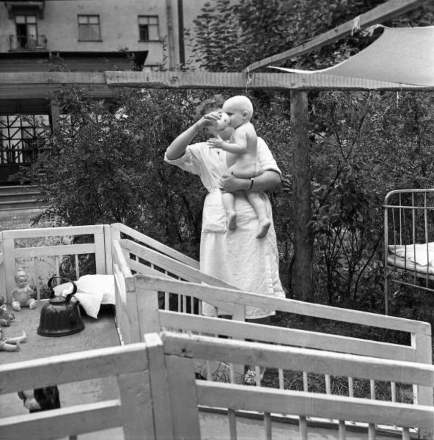 «Жарко!» 53-й детский санаторий Калининского райздрава Москвы. 1950-е. Автор: Всеволод Тарасевич.