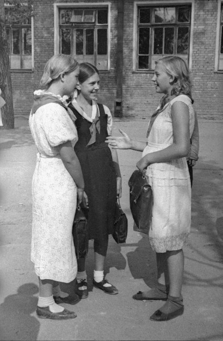 Девушки у школы. 1953 год. Автор: Сергей Васин.