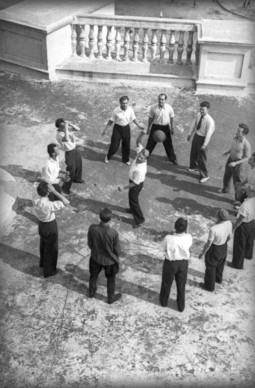 Волейбол на крыше жилого дома. 1950 год. Автор: Эммануил Евзерихин.