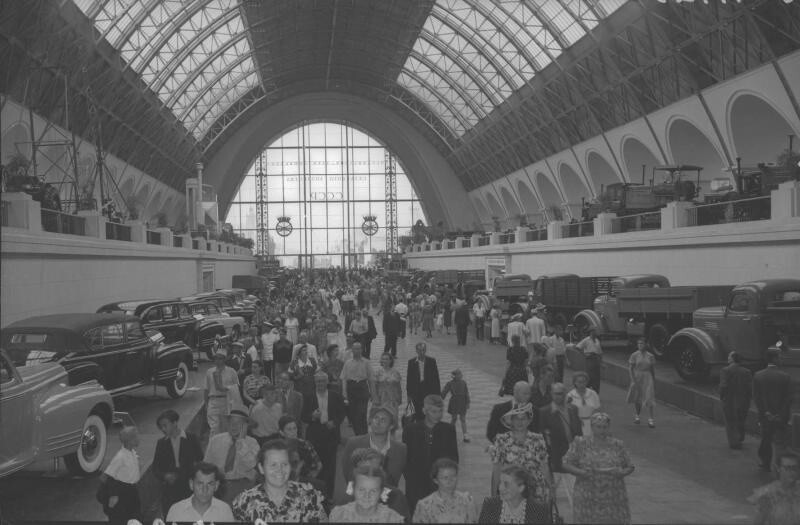 В павильоне ВДНХ «Механизация и электрификация сельского хозяйства». 1950-е. 