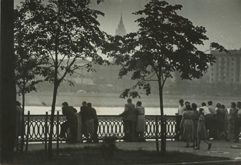 Москва вечером. На набережной. 1950-е. Автор: Михаил Грачев.