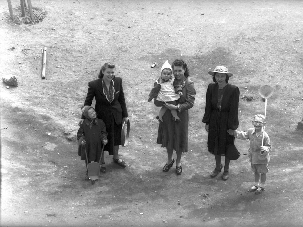 Три сестры и дети: Лариса и Сергей, Мила и Танечка, Света и Анечка. 1 мая 1952 года. Автор: Евгений Халдей.