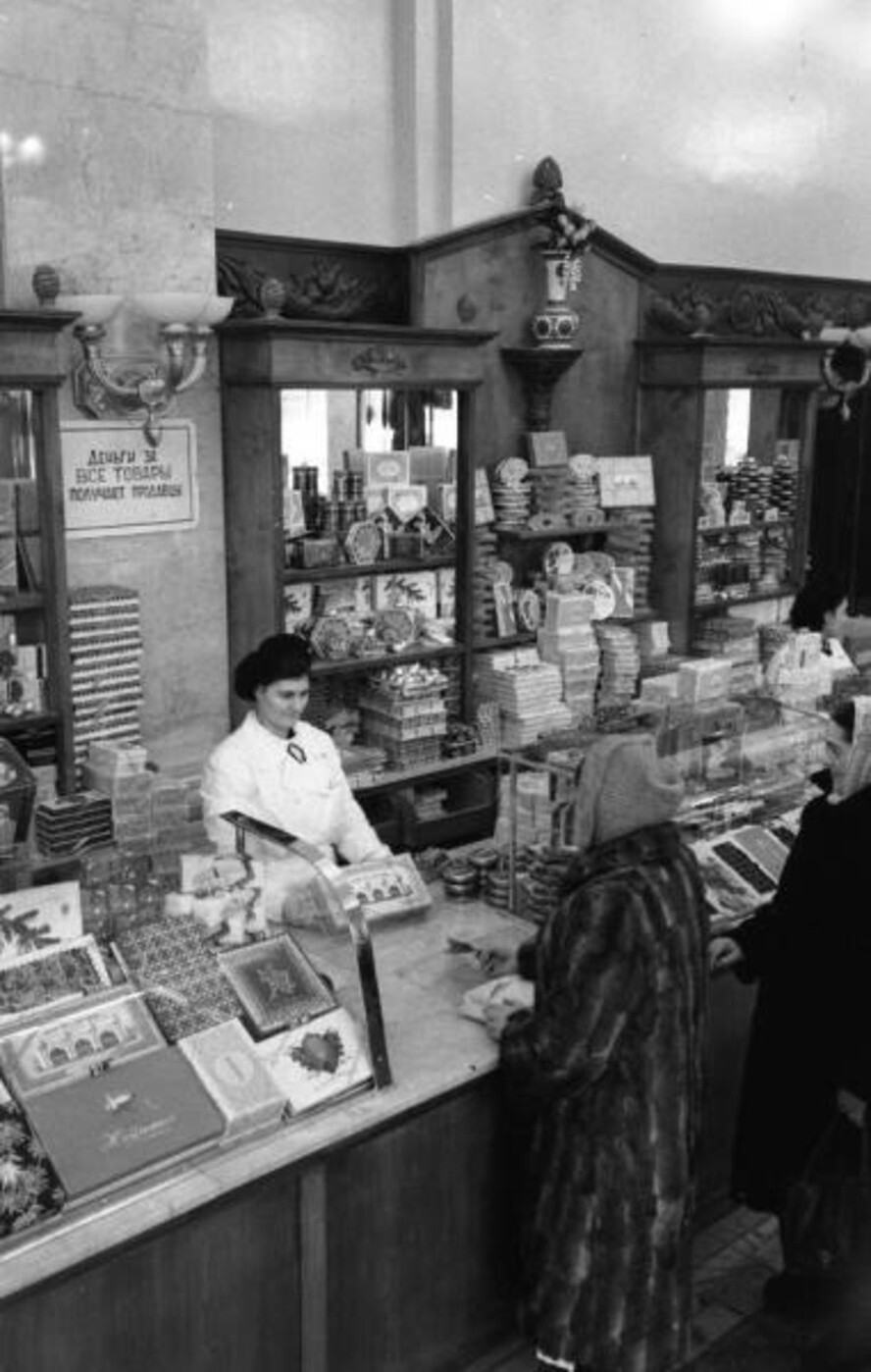 Гастроном № 24. 1950-е. Автор: Семен Мишин-Моргенштерн.
