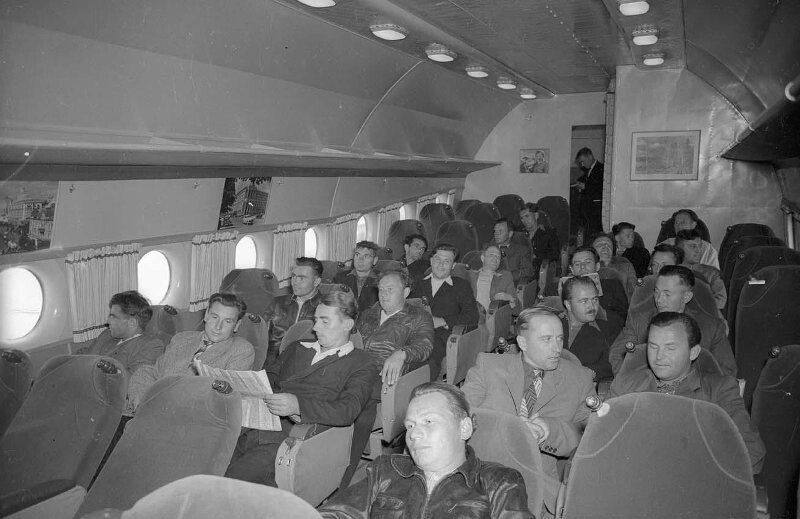 Аэропорт Внуково.  В салоне самолета. 1959 год. Автор: Эммануил Евзерихин.