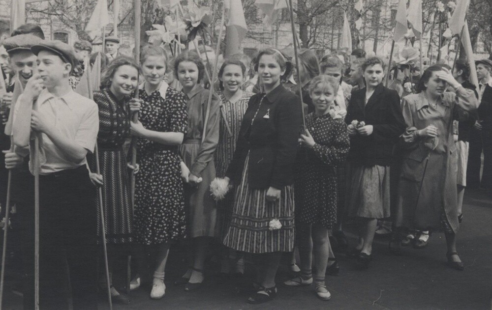 Группа подростков с флагами на демонстрации в Москве. 1950-е. 