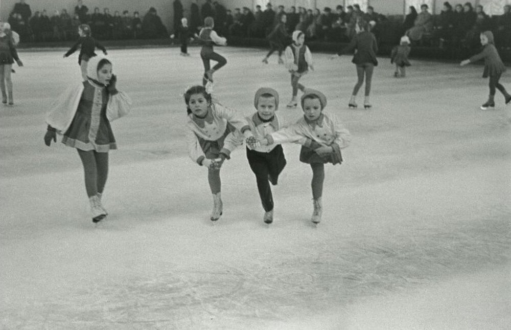 Юные фигуристы на катке. 1950-е. Автор: Сергей Васин.