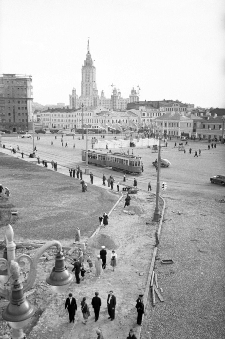 Панорама реконструированной площади у Киевского вокзала. 24 июня 1954 года. Автор: А. А. Сергеев.