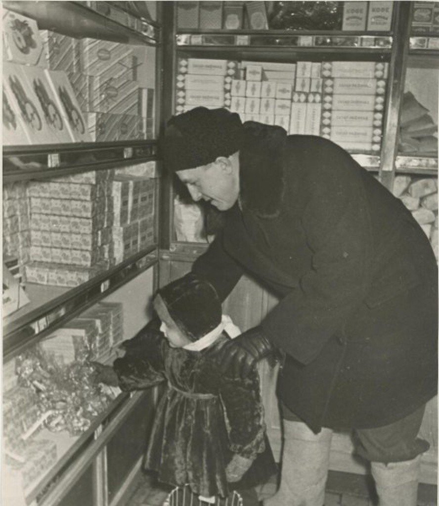 В магазине без продавцов. 1950-е. Автор: Михаил Грачев.