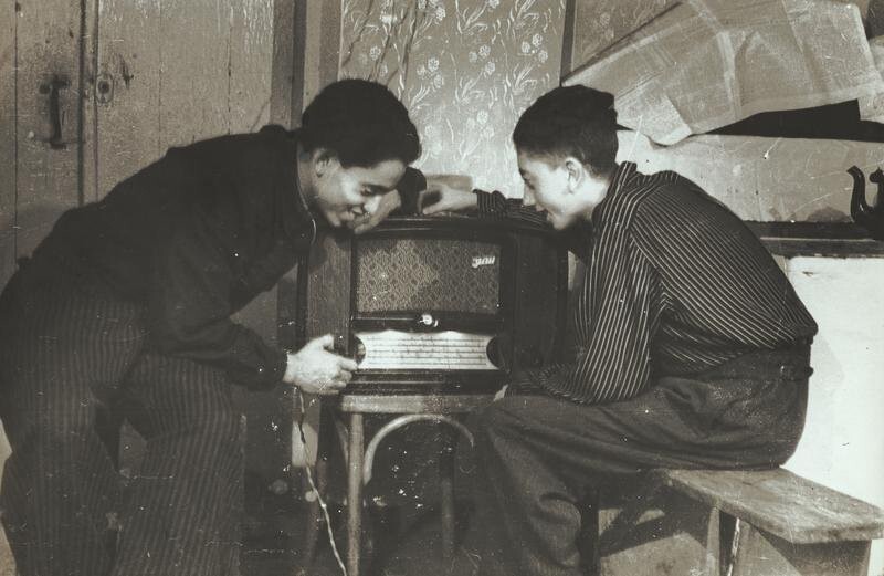 У приемника. 1950-е. Автор: Марлен Матус.