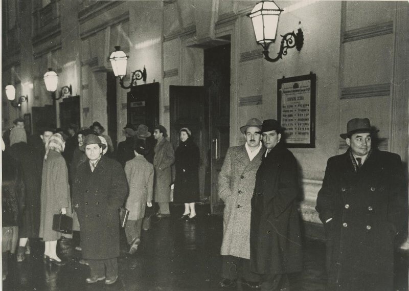 У Большого театра. 1950-е. Автор: Михаил Грачев.