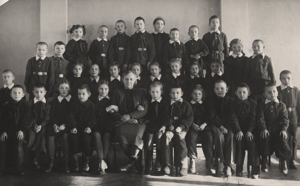 Групповой портрет учащихся младших классов с классной руководительницей. 1950-е. 