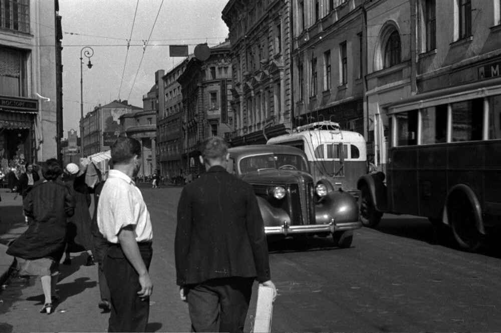 Улица Петровка в Москве. 1956 год. Автор: Эммануил Евзерихин.