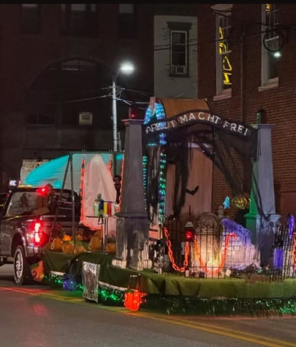 Католическая школа в Пенсильвании отметила Хэллоуин, использовав для оформления копию ворот в Аушвиц