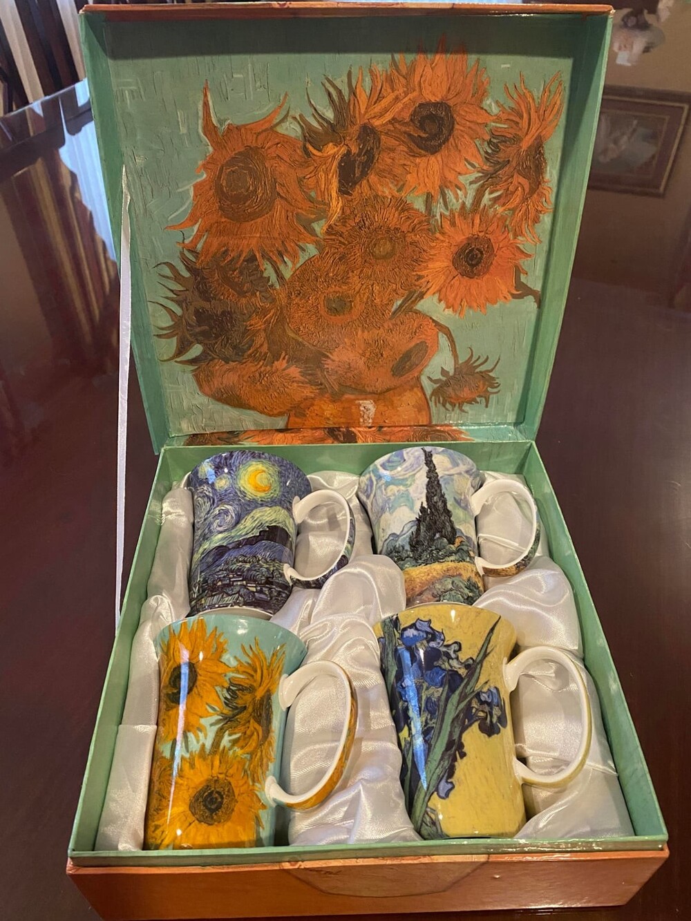 29. Фарфоровый набор кружек с картинами Ван Гога, 7 долларов (566 рублей)