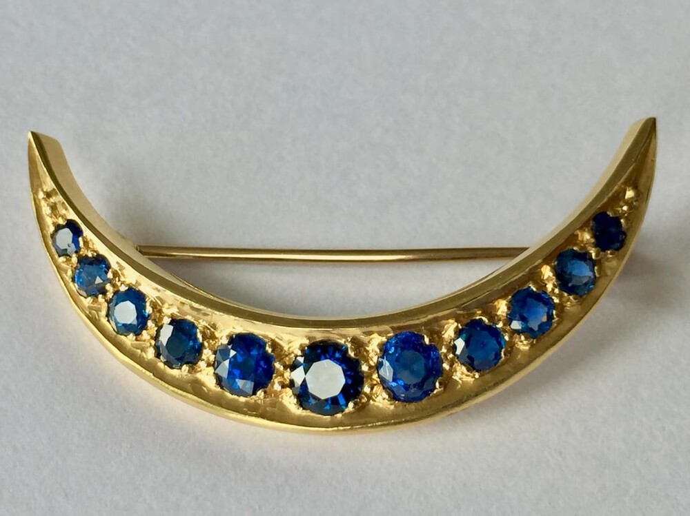 14. Нашёл золотую булавку с сапфирами за два доллара (162 рубля). Пробы нет, но ювелир подтвердил подлинность драгоценных камней 