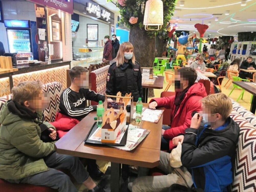 Депутат предложил отправлять разгуливающую в торговых центрах молодёжь на заводы