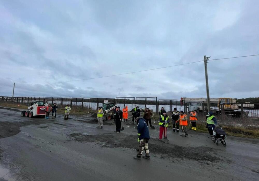 Жители Первоуральска за день отремонтировали дорогу, не дождавшись помощи от чиновников