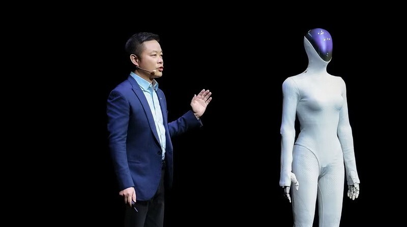 Китайская компания представила робота в мужской и женской версиях