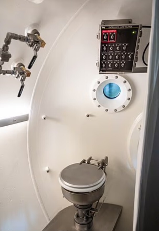 Подводная база на глубине 50 метров, где исследователи проведут не одну неделю