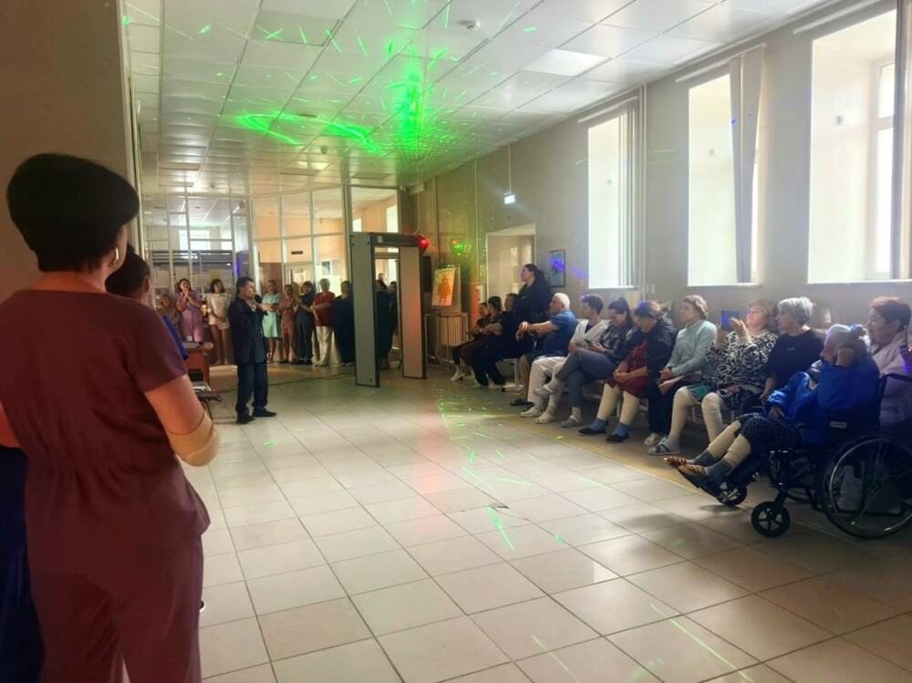 В Сургуте благодарный пациент устроил концерт в больнице