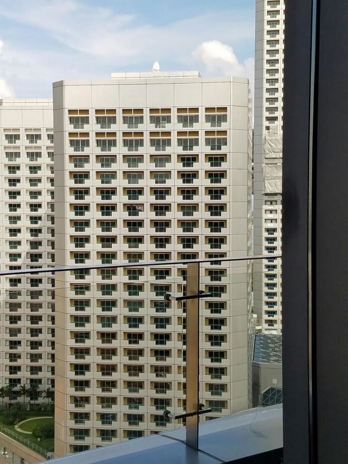 8. Здание выглядит как нагромождение  LAN-портов