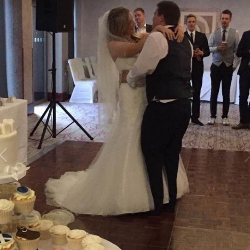 16. У новобрачного явно что-то с ногами