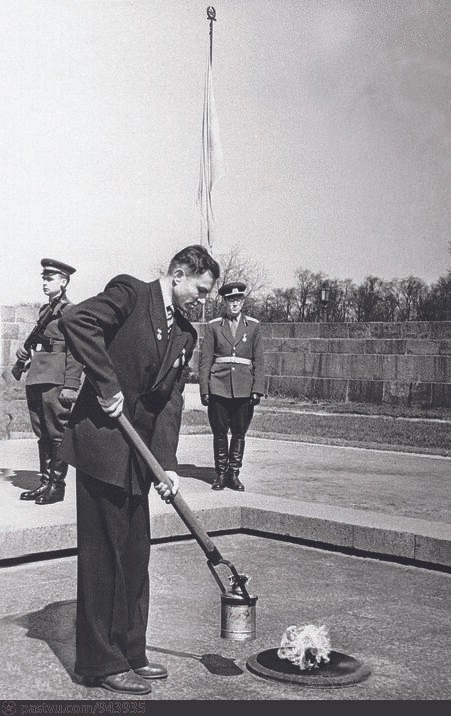 6 ноября 1957 года, в канун 40-й годовщины Октября, в Ленинграде в центре мемориала «Борцам революции» на Марсовом поле от пламени мартеновской печи Кировского завода был зажжён первый в Советском Союзе Вечный огонь