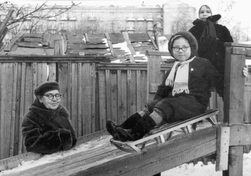 Архив Владимира Александровича Карлова. На прогулке с бабушкой. Март 1964 года. Автор: Владимир Фараджев. Москва.