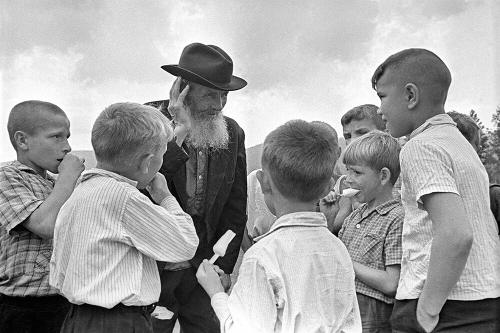 Обмен новостями. 1966 год. Автор: Юрий Абрамочкин. Дивногорск.