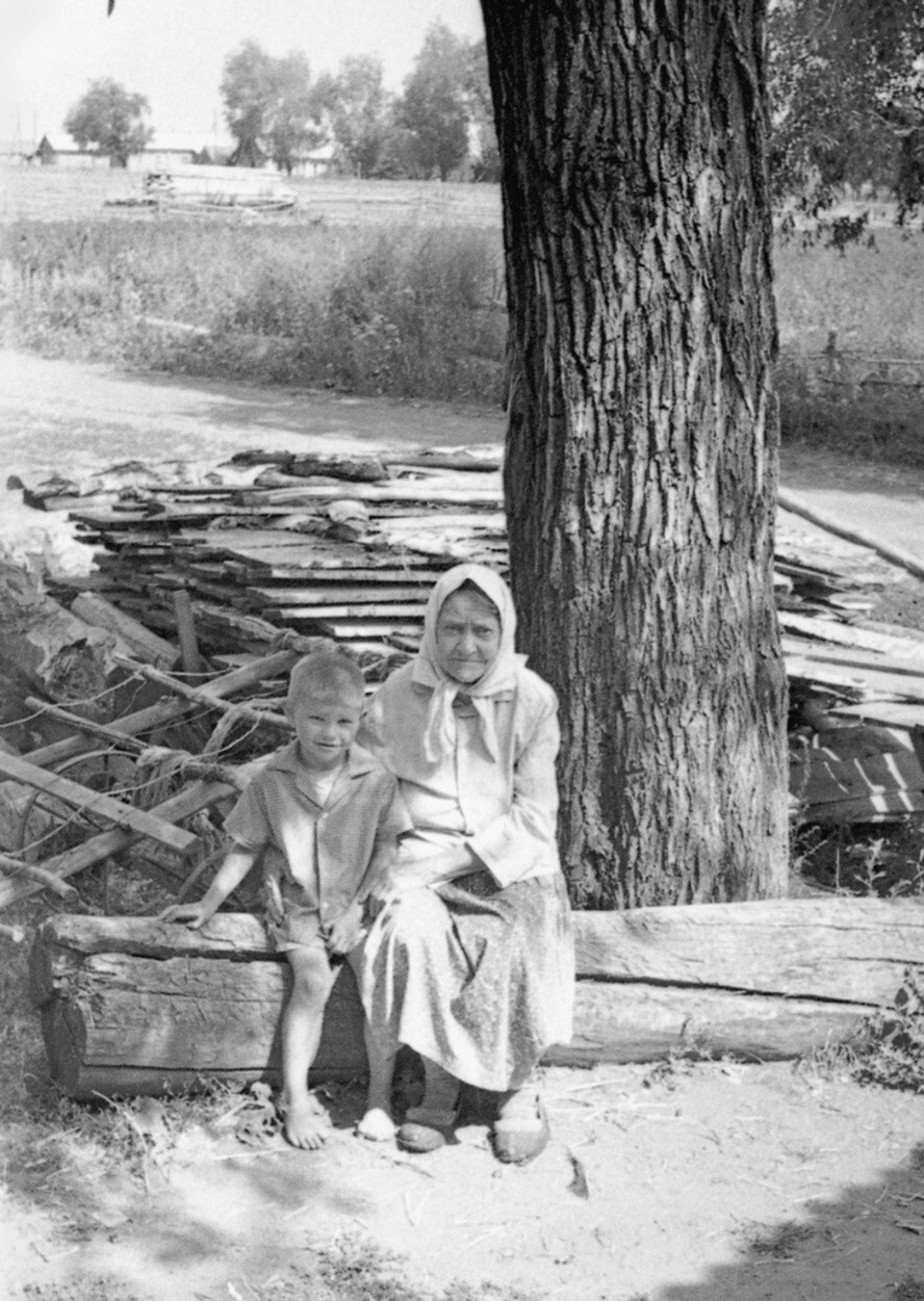 Бабушка с внуком. Июнь – август 1972 года. Автор: Владимир Карлов. Мордовская АССР, Ковылкинский район.