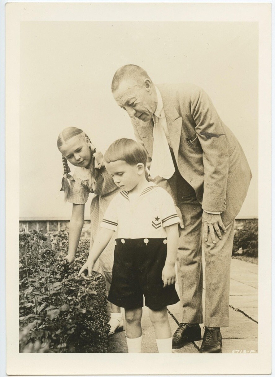 Сергей Рахманинов с внуками Софьей Волконской и Александром Конюсом. 1930-е. 