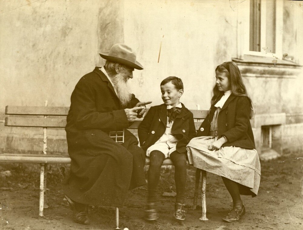 Лев Толстой рассказывает сказку об огурце внукам Соне и Илюше. 1909 год. Автор: Владимир Чертков. Московская губерния, деревня Крекшино.