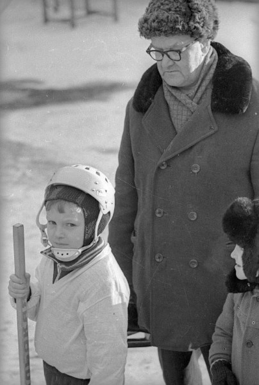Дед и внуки. 1970-е. Автор: Виктор Ершов.