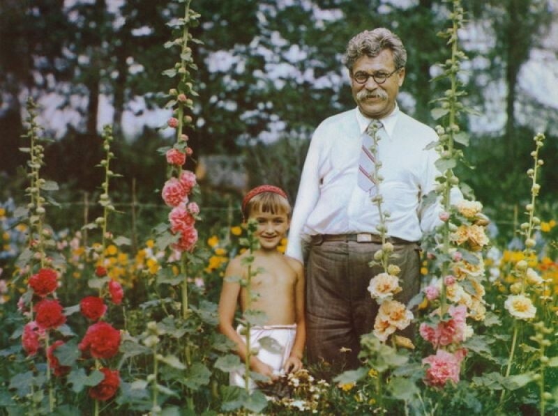 Емельян Ярославский с внуком. 1938 год. Автор: Владислав Микоша. Московская область.