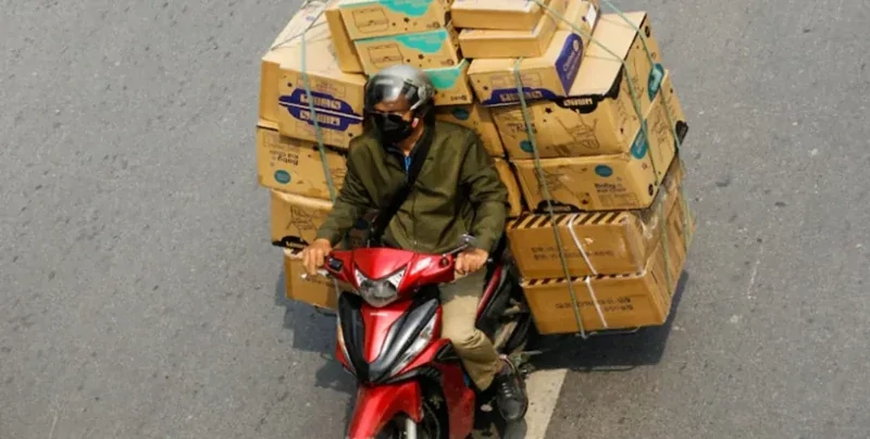 Курьер инсценировал ограбление: парень сам похитил десятки смартфонов, среди них новые iPhone 17