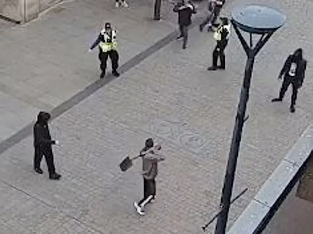 Прохожий усмирил дебошира с лопатой в центре города