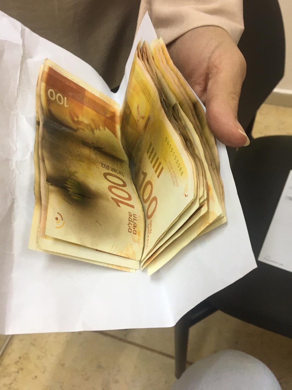 23. Моя мама работает в банке. Однажды к ней пришли пожилые клиенты, и дали деньги, предварительно разогретые в микроволновке. Они думали, так купюры очистятся от вирусов