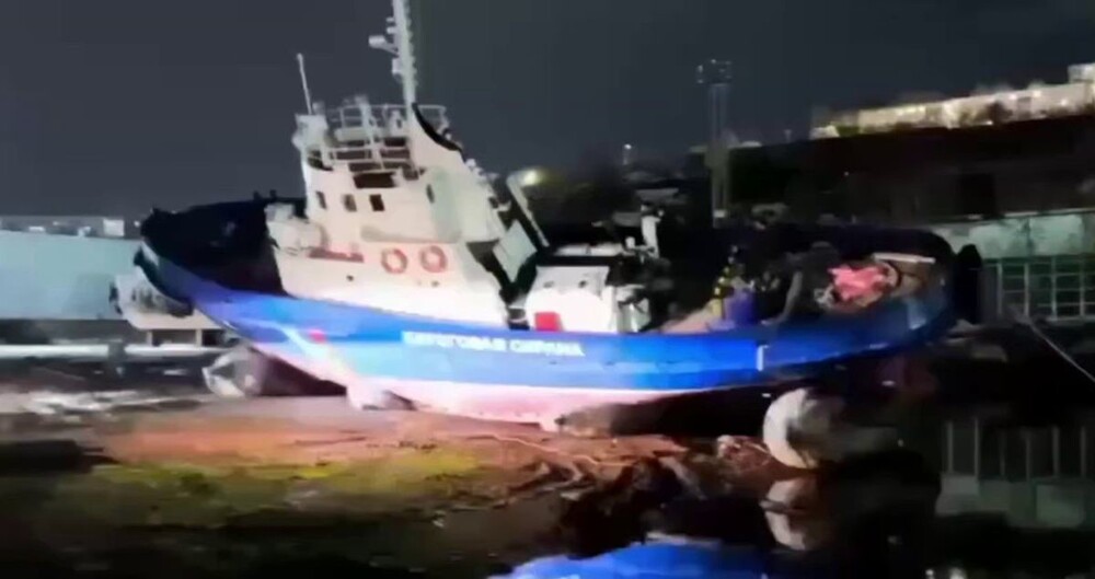 На Камчатке корабль береговой охраны завалился на бок