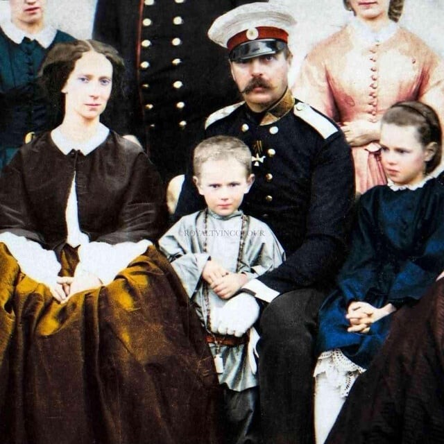 8. Император Александр II с супругой императрицей Марией Александровной и двумя младшими детьми, великим князем Сергеем Александровичем и великой княжной Марией Александровной, ок. 1860 г.