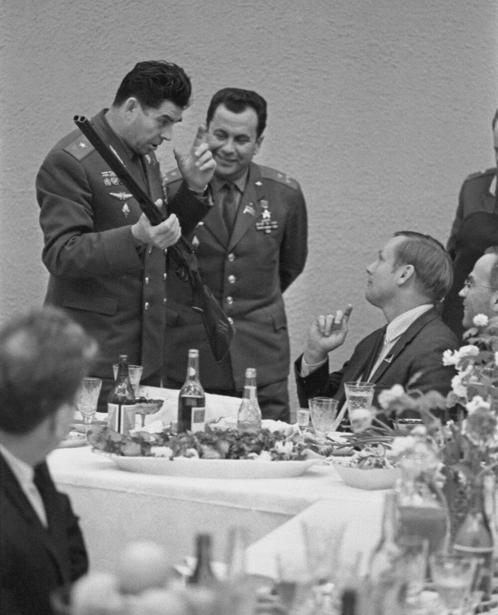 5. Советские космонавты Георгий Береговой и Павел Попович дарят Нилу Армстронгу охотничье ружье, 1 июня 1970 года