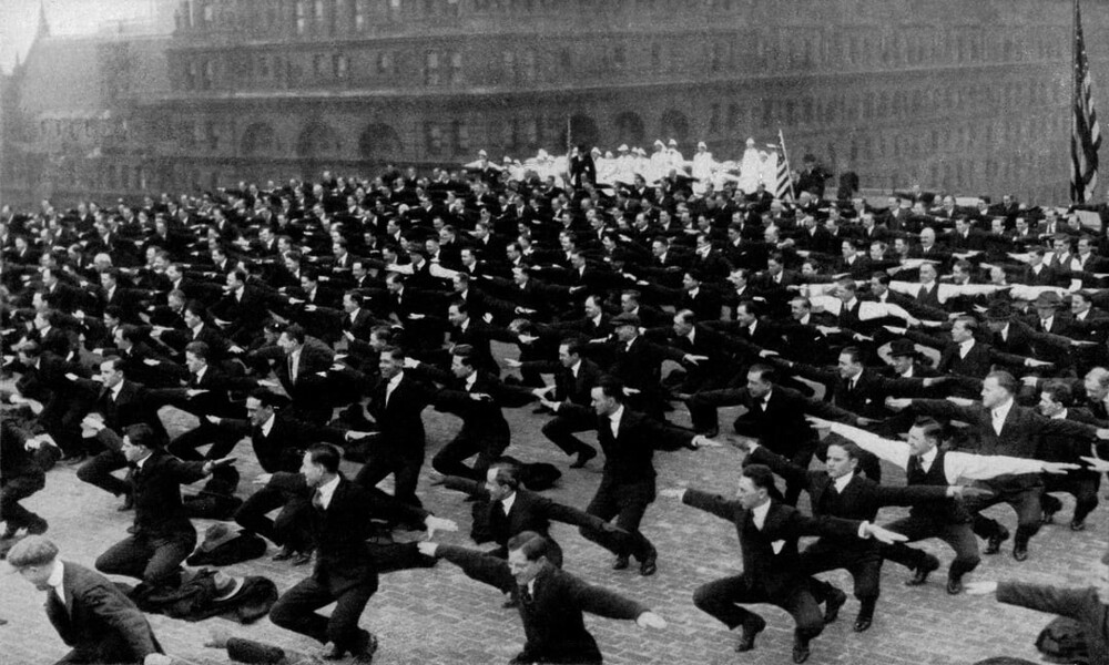 3. «Сотрудники универмага готовятся к войне»