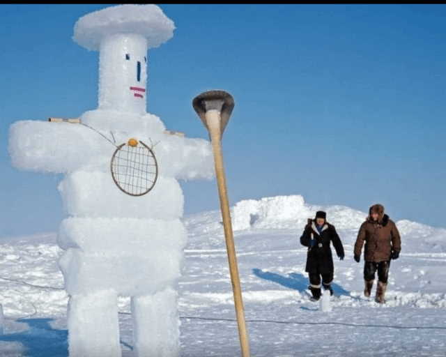 7. «Хранитель полюса» — снеговик, слепленный изо льда полярными исследователями в 1973 году