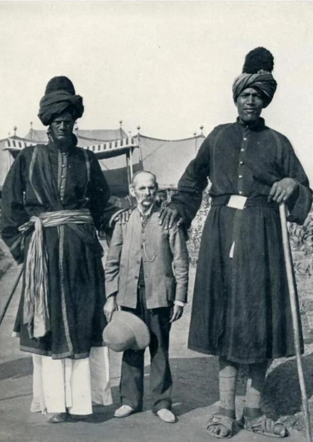 1. Два кашмирских охранника с фотографом Джеймсом Рикалтоном на делийском дарбаре в Британской Индии (1903 г.)
