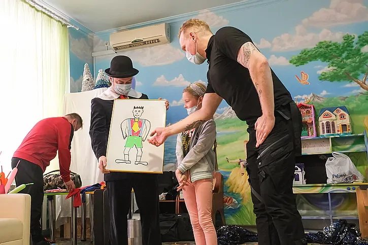 Артисты из Москвы во главе с Эдгардом Запашным приехали к маленьким пациентам в клиники Донецка