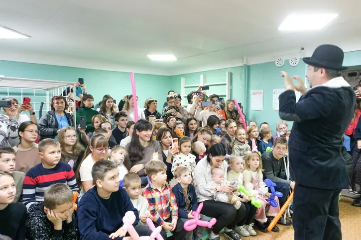 Артисты из Москвы во главе с Эдгардом Запашным приехали к маленьким пациентам в клиники Донецка