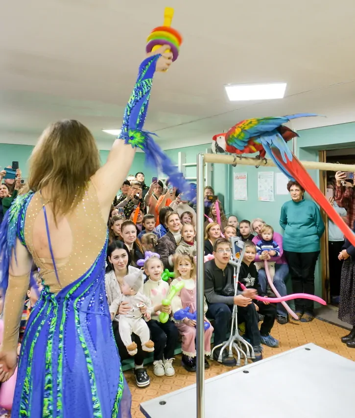 Артисты из Москвы во главе с Эдгардом Запашным приехали к маленьким пациентам в клиники Донецка