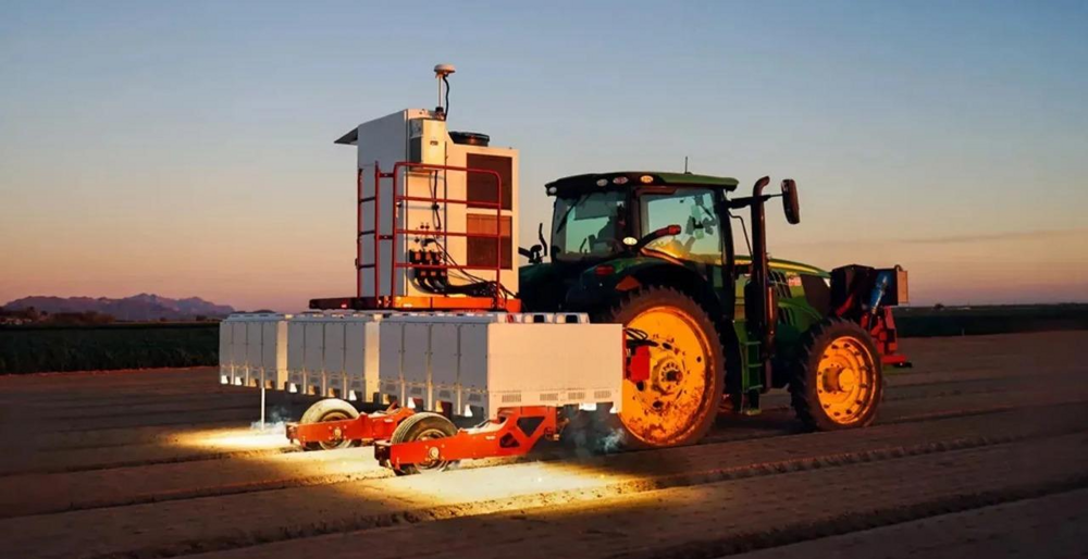 Умная сельскохозяйственная машина выжигает сорняки лазерами